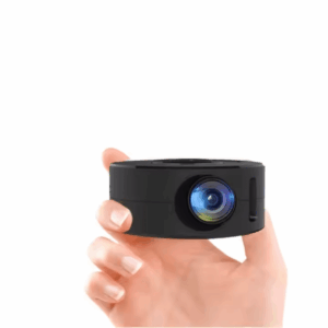 Černá kompaktní kamera s modrým objektivem držená v ruce, zobrazující malé, moderní zařízení určené pro fotografování nebo nahrávání videa.