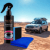 Černý sprej na odstraňování škrábanců z aut značky Nano Spray s modrým hadříkem a modře zbarveným automobilem v pouštním prostředí v pozadí.