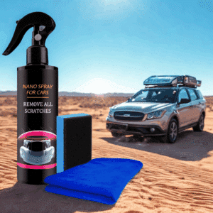 Černý sprej na odstraňování škrábanců z aut značky Nano Spray s modrým hadříkem a modře zbarveným automobilem v pouštním prostředí v pozadí.