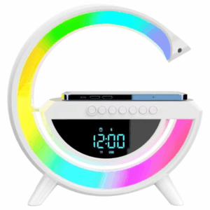 Digitální budík ve tvaru písmene G s barevným RGB podsvícením, digitálním displejem a mobilním telefonem umístěným na horní části zařízení.