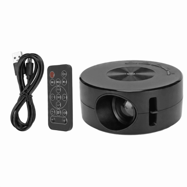Černý projektor s černým USB kabelem a dálkovým ovládáním, určený pro promítání obrazu v kompaktním designu.