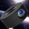 Černý kompaktní projektor s modrým optickým sklem, umístěný v kosmickém pozadí s hvězdami a planetou.