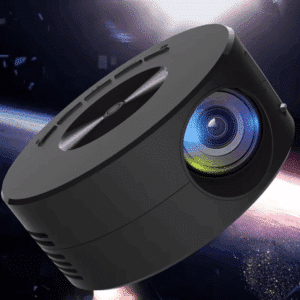 Černý kompaktní projektor s modrým optickým sklem, umístěný v kosmickém pozadí s hvězdami a planetou.