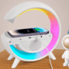 Multifunkční reproduktor ve tvaru oblouku s RGB podsvícením, který nabízí bezdrátové nabíjení pro smartphone a integrovaný reproduktor v bílém designu.