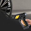 Ruční digitální přístroj pro huštění pneumatik s flexibilní tryskou, určený k měření a nastavení správného tlaku vzduchu v automobilových kolech.