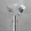 Víceosý kovový kloub s průhlednými krycími segmenty a 360stupňovým otočným mechanismem, upevněný na chromovaném kovovém sloupku.