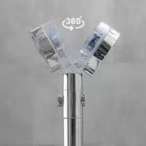 Víceosý kovový kloub s průhlednými krycími segmenty a 360stupňovým otočným mechanismem, upevněný na chromovaném kovovém sloupku.