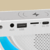 Detailní pohled na konektory bílého elektronického zařízení, včetně AUX, USB, TF slotu a DC 5V portu, s mřížkou reproduktoru v dolní části.