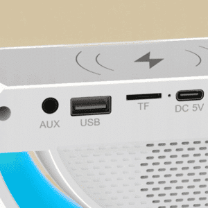 Detailní pohled na konektory bílého elektronického zařízení, včetně AUX, USB, TF slotu a DC 5V portu, s mřížkou reproduktoru v dolní části.
