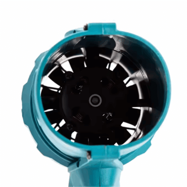 Modrý ventilátor v detailním pohledu, ukazující vnitřní mechanismus a lopatky v černé a stříbrné barvě.