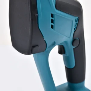 Modro-černé akumulátorové zahradní nůžky 2v1 s ergonomickým designem, určené pro přesné stříhání trávy a tvarování živých plotů a keřů.