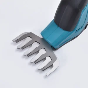 Modro-šedé akumulátorové zahradní nůžky 2v1 s kovovým nástavcem pro stříhání trávy a živých plotů s ergonomickým designem.
