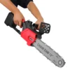 Červeno-černá akumulátorová řetězová pila s 12" lištou, určená pro řezání dřeva s ergonomickým designem a madly pro snadné ovládání.