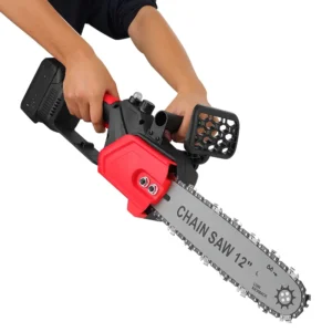Červeno-černá akumulátorová řetězová pila s 12" lištou, určená pro řezání dřeva s ergonomickým designem a madly pro snadné ovládání.