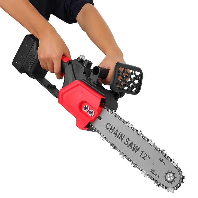 Červeno-černá akumulátorová řetězová pila s 12" lištou, určená pro řezání dřeva s ergonomickým designem a madly pro snadné ovládání.