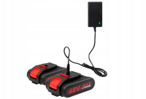 Dvě černočervené lithium-iontové baterie 48V s nabíječkou, určené pro akumulátorové elektrické nářadí.