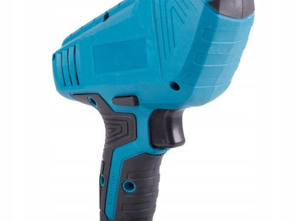 Modrá profesionální aku vrtačka nebo rázový šroubovák značky Makita s ergonomickým černým držadlem, detail na boční část přístroje.