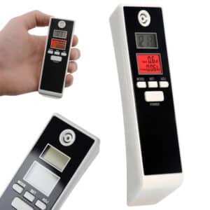 Digitální ruční alkohol tester s LCD displejem v černobílém provedení, určený pro orientační měření hladiny alkoholu v dechu.