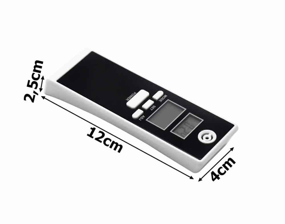 Digitální příruční přístroj černobílé barvy s LCD displejem o rozměrech 12 x 2,5 x 4 cm určený pro orientační měření alkoholu v dechu.
