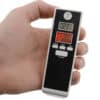 Digitální alkohol tester s LCD displejem, který je držen v ruce a umožňuje rychlé změření hladiny alkoholu v dechu.