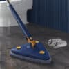 Trojúhelníkový mop v modro-žluté barvě s otočnou hlavou 360°, určený pro snadné čištění rohů a obtížně dostupných míst na podlaze s dlaždicemi.