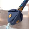 Modrý trojúhelníkový mop s otočnou hlavou 360°, určený k efektivnímu úklidu rohů a těžko dostupných míst, s žlutými designovými prvky a tryskou na vodu.