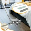 Mop s jednoduchým mechanizmom na čistenie, ukazujúci špeciálny systém upratovania s utierkou zachytávajúcou nečistoty na drevenej podlahe spálne.