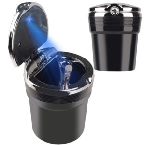 Černý LED cigaretový popelník s kovovým povrchem a modrým podsvícením, určený do auta nebo interiéru, s otevřeným víkem a detailem vnitřního prostoru.