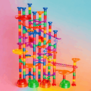 Barevná věž z plastových dílků mechanické kuličkové dráhy složené z různobarevných trubek, klesání a točen v duhovém barevném spektru.