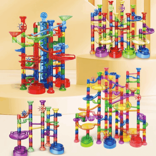 Barevné skleněné kuličkové dráhy s mnoha zatáčkami, klesáními a stoupáními, složené z průhledných plastových trubek a plošin v duhových barvách.