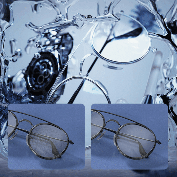 Dvě vintage brýle s kovovým obroučkami na modrém pozadí, zasazené do abstraktního pozadí z rozbité tekuté skleněné plochy s dynamickými průhlednými tvary.