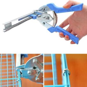 Modro-šedá ručná svorka s kovovým mechanizmom určená na spájanie drôtov alebo mriežok, zobrazená pri používaní a detail upevnenia na konštrukcii.