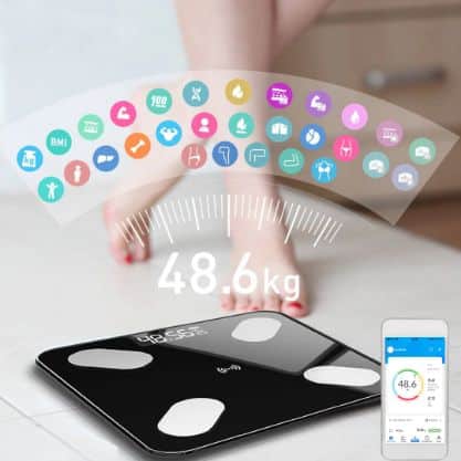 Digitální váha s černým povrchem s připojeným mobilním telefonem, zobrazující hmotnost 48,6 kg a barevné ikony zdravotních parametrů.