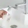 Prodlužovací otočný nástavec na vodovodní kohoutek, který usměrňuje proud vody a umožňuje přesné a pohodlné napouštění sklenice nebo jiné nádoby.
