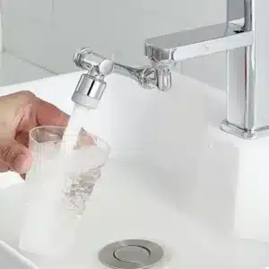Prodlužovací otočný nástavec na vodovodní kohoutek, který usměrňuje proud vody a umožňuje přesné a pohodlné napouštění sklenice nebo jiné nádoby.