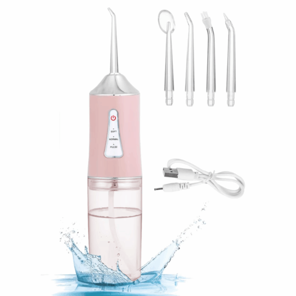 Přenosná ústní sprcha v růžové barvě s příslušenstvím a USB nabíjecím kabelem, zobrazená s dynamickým efektem stříkající vody.