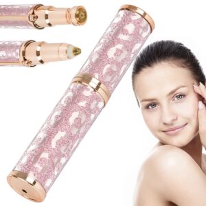Kosmetický přístroj v růžovo-zlatém designu s ornamentálním vzorem, určený pro péči o pleť, zobrazený vedle mladé ženy s uhlazeným účesem.