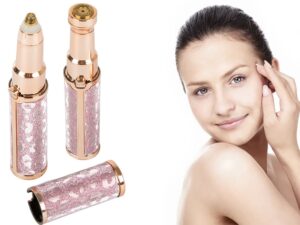 Tři luxusní kosmetické válečky v růžovo-zlatém designu s třpytivým povrchem vedle usmívající se ženy s čistou pletí, která se dotýká obličeje.