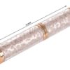 Dekorativní kaleidoskop v designu s měděnými koncovkami, s délkou 12,5 cm a průměrem 2 cm, s jemným reliéfním vzorem na povrchu.