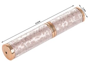 Dekorativní kaleidoskop v designu s měděnými koncovkami, s délkou 12,5 cm a průměrem 2 cm, s jemným reliéfním vzorem na povrchu.