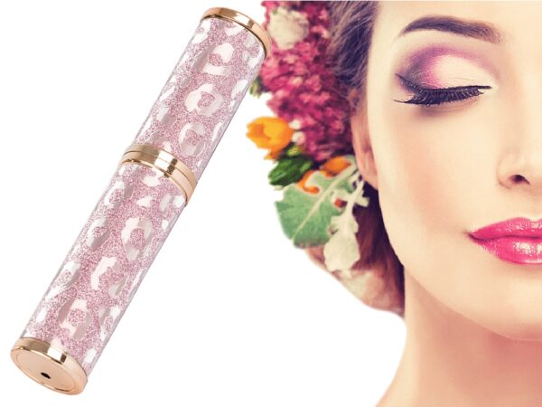 Luxusní kosmetická tuba v růžovém třpytivém designu vedle pózy ženy s makeup a květinovou dekorací, zaměřeno na beauty a módní doplněk.