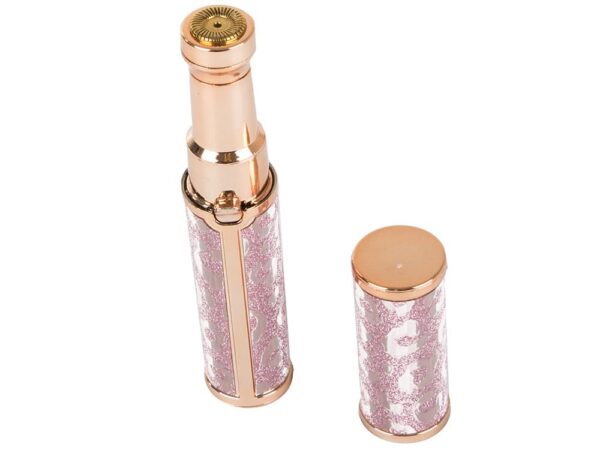 Luxusní kovová lahvička v Rose Gold designu se zdobeným povrchem v jemně růžové barvě, skládající se z uzavíratelné láhve a samostatného víčka s kovovým lemováním.