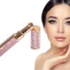Kosmetický výrobek s rose gold prvky a elegantní parfémový rozprašovač s třpytivým designem vedle vizážisticky upravené ženy s precizním make-upem.