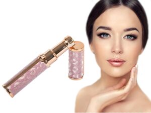 Kosmetický výrobek s rose gold prvky a elegantní parfémový rozprašovač s třpytivým designem vedle vizážisticky upravené ženy s precizním make-upem.