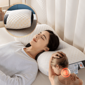 Ergonomický masážní polštář s bílým texturovaným povrchem, určený pro podporu krku a relaxaci, zobrazený s ženou odpočívající s uvolněným výrazem na lůžku.