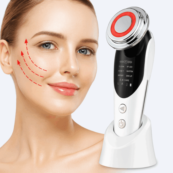 Kosmetický přístroj pro péči o pleť s červeným kroužkem, určený pro masáž a omlazení obličeje, zobrazený vedle tváře modelky se šipkami znázorňujícími směr masáže.