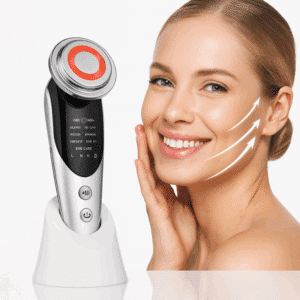 Kosmetický přístroj pro péči o pleť s červeným kruhovým indikátorem vedle usměvavé ženy se zvýrazněnými liniemi omlazení obličeje.