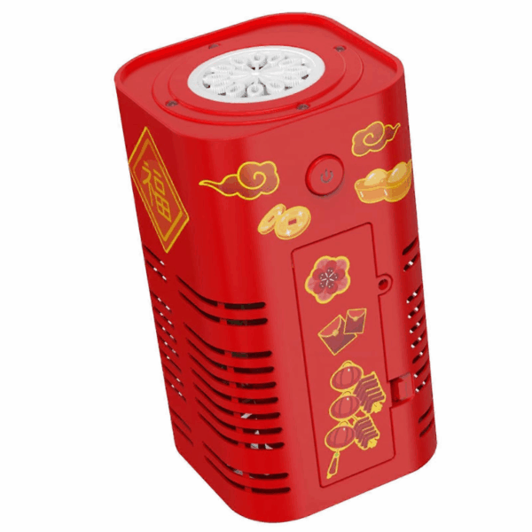 Červená elektronická krabička s tradičními čínskými motivy, vyzdobená zlatými ornamenty mračen, mincí a dalších symbolů, pravděpodobně určená pro štěstí nebo dekoraci.