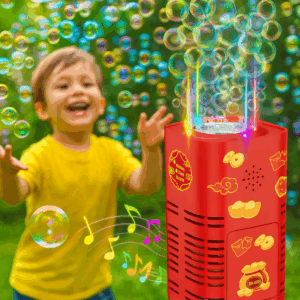 Červený bublifuk s barevnými motivy a světelnými efekty, který vytváří spoustu mýdlových bublin před vesele se smějícím dítětem v žlutém tričku na zelené trávě.