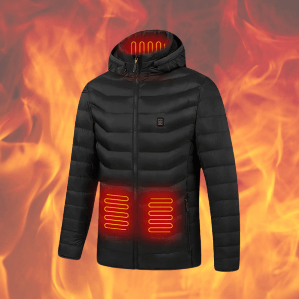 Černá prošívaná bunda s elektrickým vyhříváním na hlavě a těle, s červenými vyhřívacími prvky na hrudi a zádech, prezentovaná na pozadí hořícího ohně.
